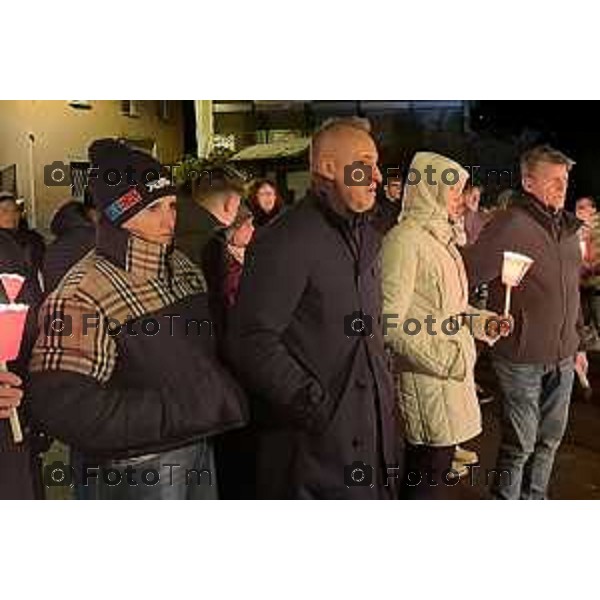 Tiziano Manzoni/LaPresse 25-11- 2025 Italia Cronaca Bergamo Strozza, fiaccolata per Pamela Genini. La mamma guida il corteo del ricordo