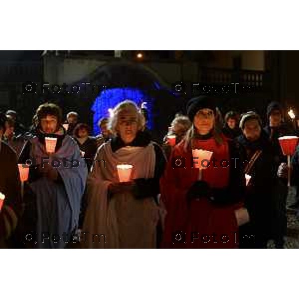 Tiziano Manzoni/LaPresse 25-11- 2025 Italia Cronaca Bergamo Strozza, fiaccolata per Pamela Genini. La mamma guida il corteo del ricordo