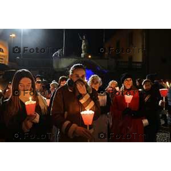 Tiziano Manzoni/LaPresse 25-11- 2025 Italia Cronaca Bergamo Strozza, fiaccolata per Pamela Genini. La mamma guida il corteo del ricordo