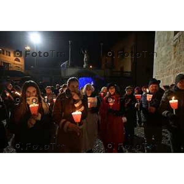 Tiziano Manzoni/LaPresse 25-11- 2025 Italia Cronaca Bergamo Strozza, fiaccolata per Pamela Genini. La mamma guida il corteo del ricordo