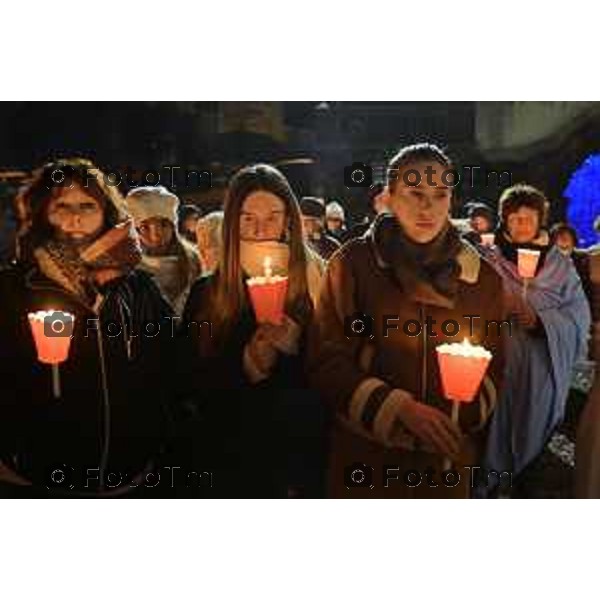 Tiziano Manzoni/LaPresse 25-11- 2025 Italia Cronaca Bergamo Strozza, fiaccolata per Pamela Genini. La mamma guida il corteo del ricordo