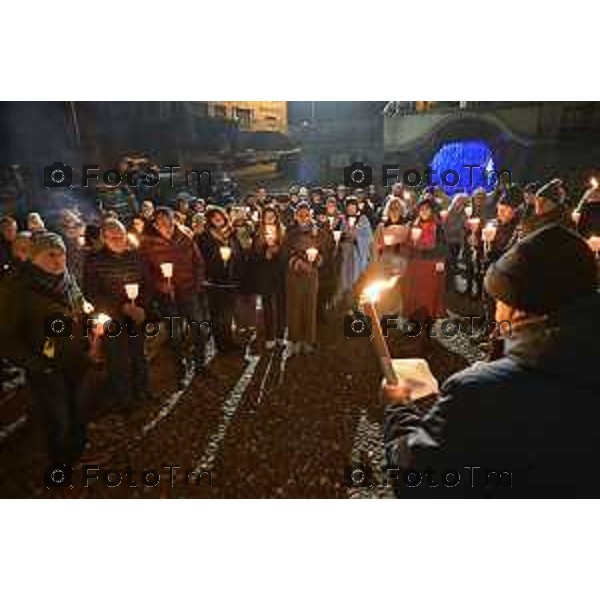 Tiziano Manzoni/LaPresse 25-11- 2025 Italia Cronaca Bergamo Strozza, fiaccolata per Pamela Genini. La mamma guida il corteo del ricordo