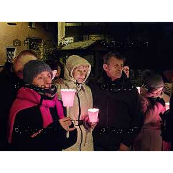 Tiziano Manzoni/LaPresse 25-11- 2025 Italia Cronaca Bergamo Strozza, fiaccolata per Pamela Genini. La mamma guida il corteo del ricordo