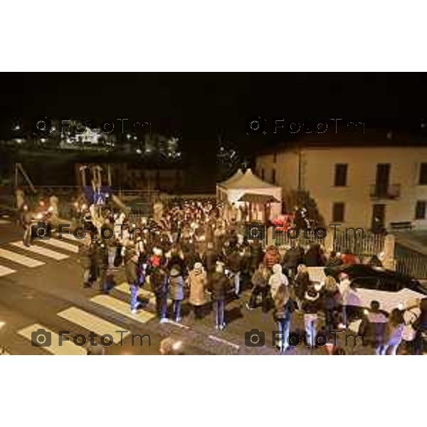 Tiziano Manzoni/LaPresse 25-11- 2025 Italia Cronaca Bergamo Strozza, fiaccolata per Pamela Genini. La mamma guida il corteo del ricordo