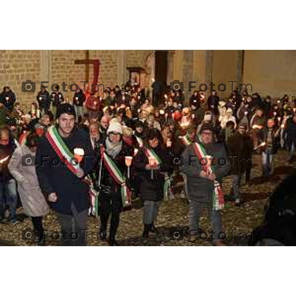 Tiziano Manzoni/LaPresse 25-11- 2025 Italia Cronaca Bergamo Strozza, fiaccolata per Pamela Genini. La mamma guida il corteo del ricordo