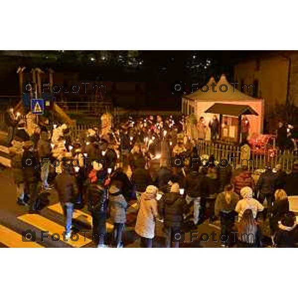 Tiziano Manzoni/LaPresse 25-11- 2025 Italia Cronaca Bergamo Strozza, fiaccolata per Pamela Genini. La mamma guida il corteo del ricordo