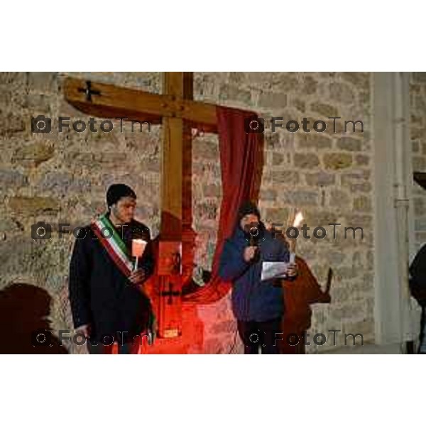 Tiziano Manzoni/LaPresse 25-11- 2025 Italia Cronaca Bergamo Strozza, fiaccolata per Pamela Genini. La mamma guida il corteo del ricordo