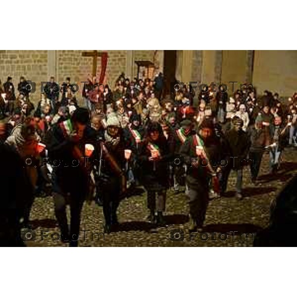 Tiziano Manzoni/LaPresse 25-11- 2025 Italia Cronaca Bergamo Strozza, fiaccolata per Pamela Genini. La mamma guida il corteo del ricordo