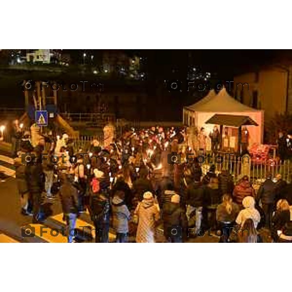 Tiziano Manzoni/LaPresse 25-11- 2025 Italia Cronaca Bergamo Strozza, fiaccolata per Pamela Genini. La mamma guida il corteo del ricordo