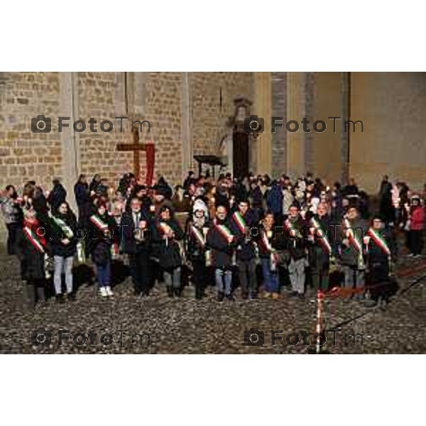 Tiziano Manzoni/LaPresse 25-11- 2025 Italia Cronaca Bergamo Strozza, fiaccolata per Pamela Genini. La mamma guida il corteo del ricordo