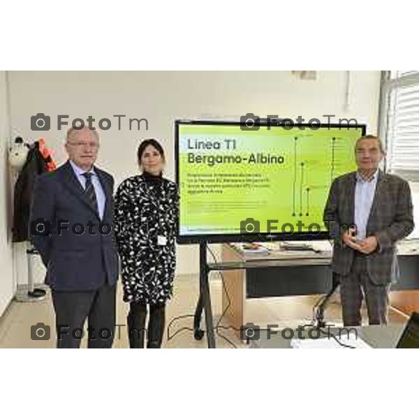 Tiziano Manzoni/LaPresse 3-12- 2025 Italia Cronaca Bergamo Linea T2 Bergamo – Villa d’Almè. Presentazione dei lavori per la connessione tra le due linee tramviarie e delle modifiche al servizio della Linea T1 Bergamo – Albino. Giuliano Lorenzi, Dirigente Area Sviluppo T2 e RUP di TEB - Tramvie Elettriche Bergamasche Marina Colombi, Direttore di Esercizio TEB - Tramvie Elettriche Bergamasche Gianni Scarfone, Amministratore Delegato TEB - Tramvie Elettriche Bergamasche