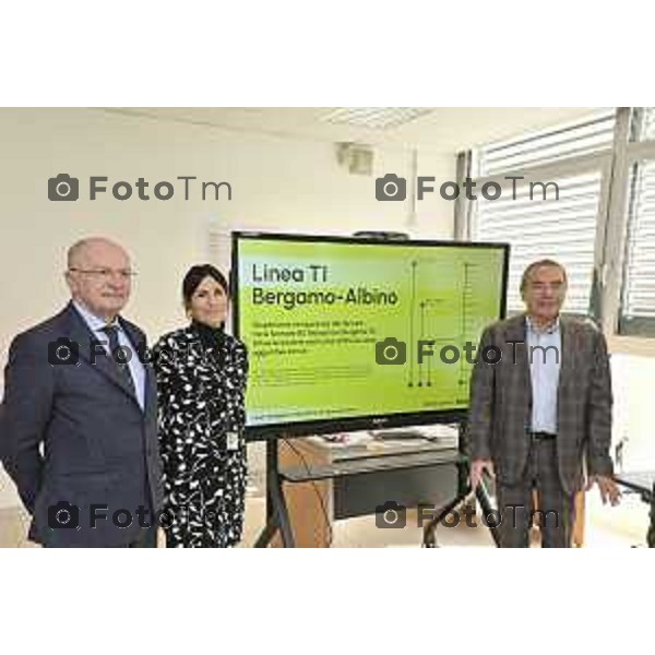 Tiziano Manzoni/LaPresse 3-12- 2025 Italia Cronaca Bergamo Linea T2 Bergamo – Villa d’Almè. Presentazione dei lavori per la connessione tra le due linee tramviarie e delle modifiche al servizio della Linea T1 Bergamo – Albino. Giuliano Lorenzi, Dirigente Area Sviluppo T2 e RUP di TEB - Tramvie Elettriche Bergamasche Marina Colombi, Direttore di Esercizio TEB - Tramvie Elettriche Bergamasche Gianni Scarfone, Amministratore Delegato TEB - Tramvie Elettriche Bergamasche