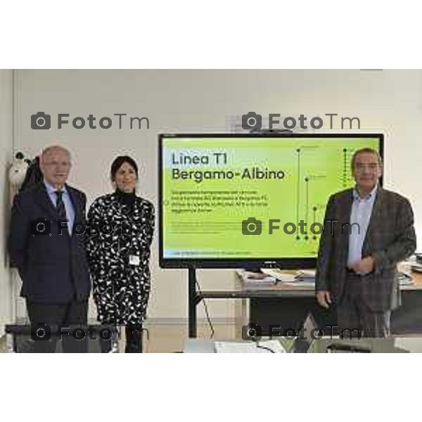 Tiziano Manzoni/LaPresse 3-12- 2025 Italia Cronaca Bergamo Linea T2 Bergamo – Villa d’Almè. Presentazione dei lavori per la connessione tra le due linee tramviarie e delle modifiche al servizio della Linea T1 Bergamo – Albino. Giuliano Lorenzi, Dirigente Area Sviluppo T2 e RUP di TEB - Tramvie Elettriche Bergamasche Marina Colombi, Direttore di Esercizio TEB - Tramvie Elettriche Bergamasche Gianni Scarfone, Amministratore Delegato TEB - Tramvie Elettriche Bergamasche