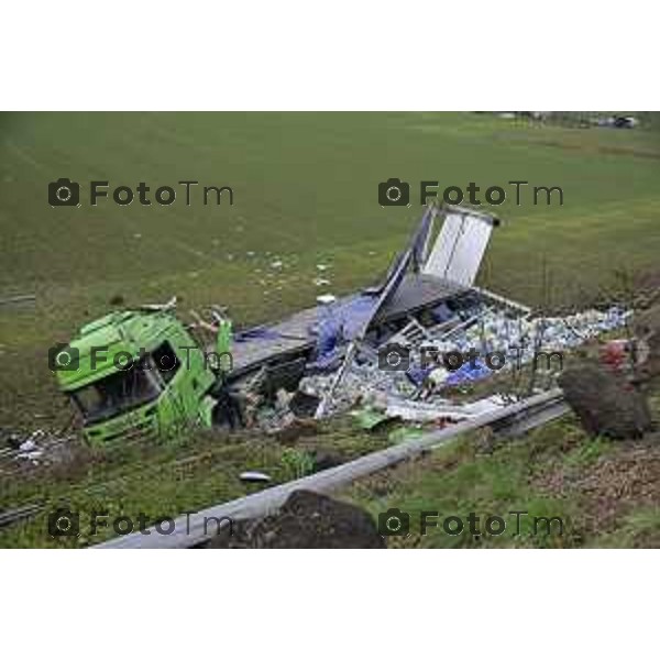 Bergamo manifestazione pro palestina free, Stazione corteo Polizia Cellere, sicurezza fs maranza sfilata fumogeni 