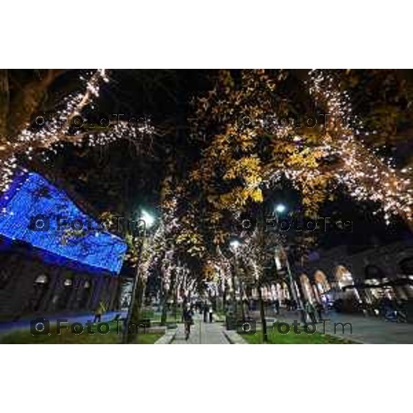 Bergamo manifestazione pro palestina free, Stazione corteo Polizia Cellere, sicurezza fs maranza sfilata fumogeni 