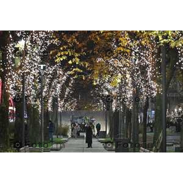 Bergamo manifestazione pro palestina free, Stazione corteo Polizia Cellere, sicurezza fs maranza sfilata fumogeni 