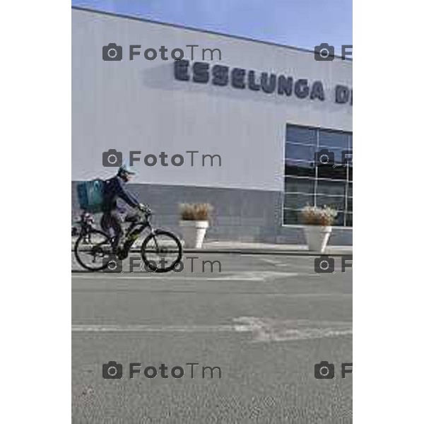 Tiziano Manzoni/LaPresse060-12- 2025 Italia Cronaca Bergamo Via San Bernardino Ponte ferrovia esselunga raider delivero pony pizza