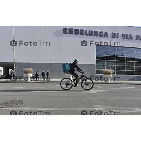 Tiziano Manzoni/LaPresse060-12- 2025 Italia Cronaca Bergamo Via San Bernardino Ponte ferrovia esselunga raider delivero pony pizza