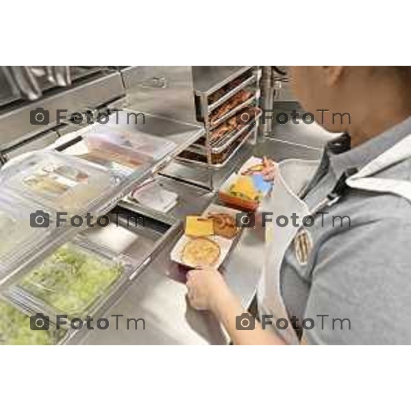 Tiziano Manzoni/LaPresse 10-12- 2025 Italia Cronaca Bergamo McDonald’s inaugurazione dell’800esimo ristorante in Italia, a Verdello Bergamo Giorgia Favaro, AD McDonald\'s Italia; Giuseppe Leoni, Licenziatario McDonald’s Italia.