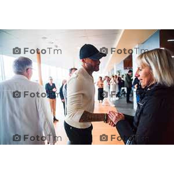 Cronaca, Bergamo - 12/12/2025 MARCELL JACOBS E REGIONE LOMBARDIA CONSEGNANO DONI A BAMBINI OSPEDALI BERGAMO E BRESCIA PER SANTA LUCIA