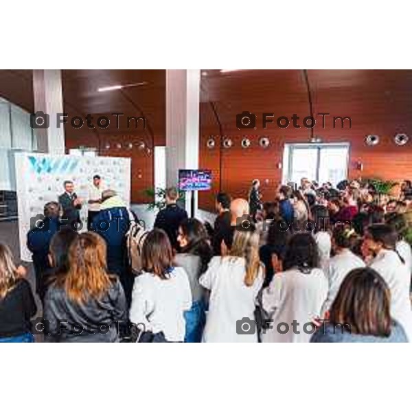 Cronaca, Bergamo - 12/12/2025 MARCELL JACOBS E REGIONE LOMBARDIA CONSEGNANO DONI A BAMBINI OSPEDALI BERGAMO E BRESCIA PER SANTA LUCIA