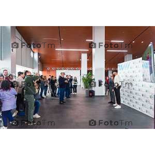 Cronaca, Bergamo - 12/12/2025 MARCELL JACOBS E REGIONE LOMBARDIA CONSEGNANO DONI A BAMBINI OSPEDALI BERGAMO E BRESCIA PER SANTA LUCIA