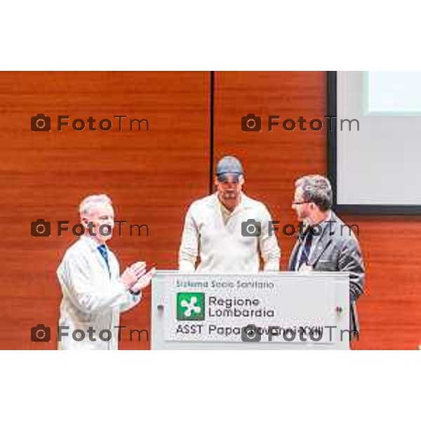 Cronaca, Bergamo - 12/12/2025 MARCELL JACOBS E REGIONE LOMBARDIA CONSEGNANO DONI A BAMBINI OSPEDALI BERGAMO E BRESCIA PER SANTA LUCIA