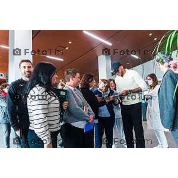 Cronaca, Bergamo - 12/12/2025 MARCELL JACOBS E REGIONE LOMBARDIA CONSEGNANO DONI A BAMBINI OSPEDALI BERGAMO E BRESCIA PER SANTA LUCIA