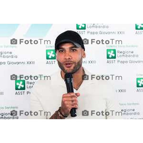 Cronaca, Bergamo - 12/12/2025 MARCELL JACOBS E REGIONE LOMBARDIA CONSEGNANO DONI A BAMBINI OSPEDALI BERGAMO E BRESCIA PER SANTA LUCIA