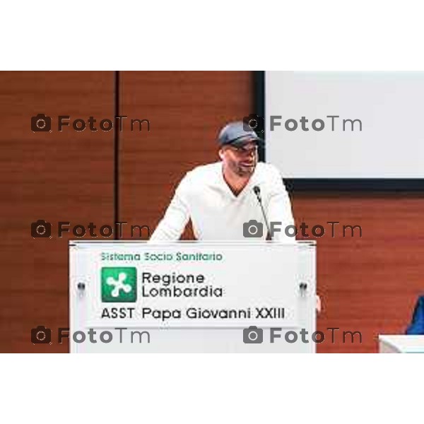 Cronaca, Bergamo - 12/12/2025 MARCELL JACOBS E REGIONE LOMBARDIA CONSEGNANO DONI A BAMBINI OSPEDALI BERGAMO E BRESCIA PER SANTA LUCIA