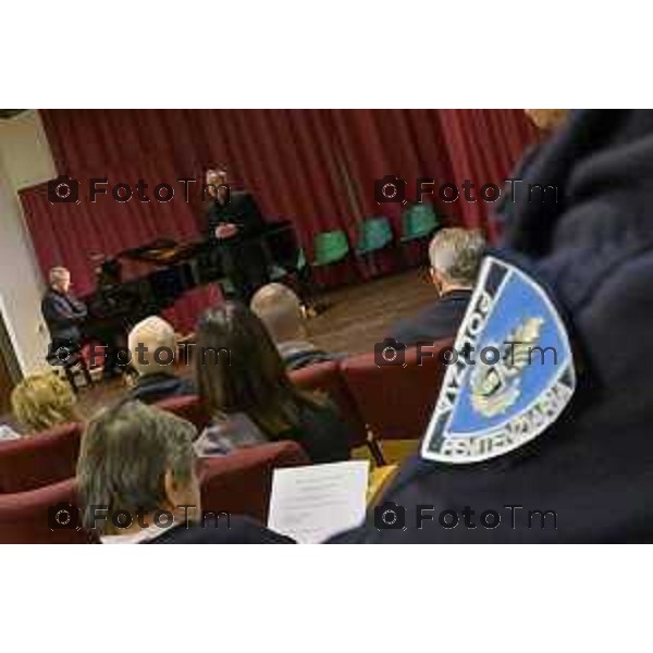 Tiziano Manzoni/LaPresse 12-12- 2025 Italia Cronaca Bergamo Bergamo concerto presso la Casa Circondariale di Bergamo Associazione Amici del Festival Pianistico Internazionale Soprano Francesca Tiburzi Tenore Luigi Albani al pianoforte il Maestro Samuele Pala Direttore del carcere, dott.ssa Antonina D\'Onofrio