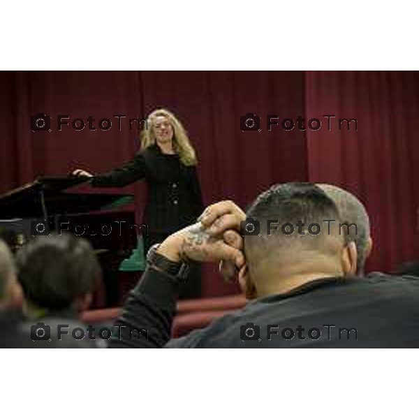 Tiziano Manzoni/LaPresse 12-12- 2025 Italia Cronaca Bergamo Bergamo concerto presso la Casa Circondariale di Bergamo Associazione Amici del Festival Pianistico Internazionale Soprano Francesca Tiburzi Tenore Luigi Albani al pianoforte il Maestro Samuele Pala Direttore del carcere, dott.ssa Antonina D\'Onofrio