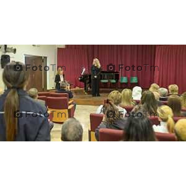 Tiziano Manzoni/LaPresse 12-12- 2025 Italia Cronaca Bergamo Bergamo concerto presso la Casa Circondariale di Bergamo Associazione Amici del Festival Pianistico Internazionale Soprano Francesca Tiburzi Tenore Luigi Albani al pianoforte il Maestro Samuele Pala Direttore del carcere, dott.ssa Antonina D\'Onofrio