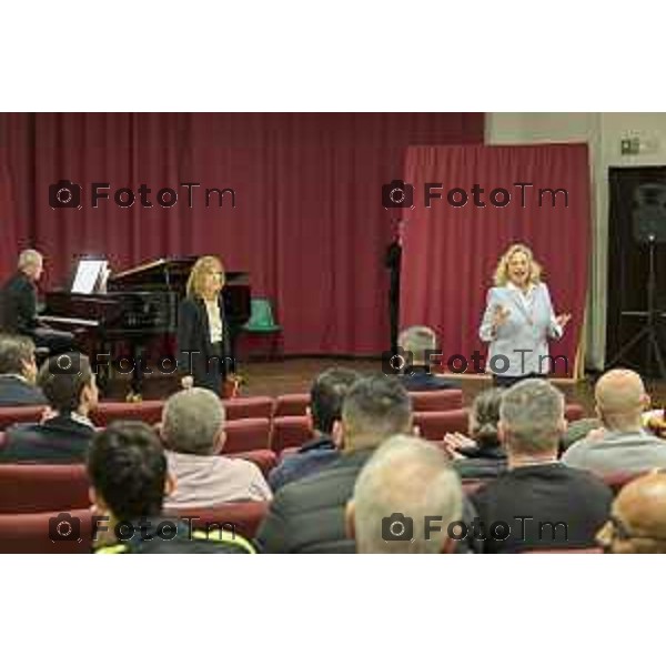 Tiziano Manzoni/LaPresse 12-12- 2025 Italia Cronaca Bergamo Bergamo concerto presso la Casa Circondariale di Bergamo Associazione Amici del Festival Pianistico Internazionale Soprano Francesca Tiburzi Tenore Luigi Albani al pianoforte il Maestro Samuele Pala Direttore del carcere, dott.ssa Antonina D\'Onofrio