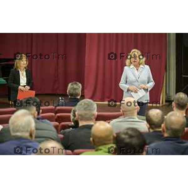 Tiziano Manzoni/LaPresse 12-12- 2025 Italia Cronaca Bergamo Bergamo concerto presso la Casa Circondariale di Bergamo Associazione Amici del Festival Pianistico Internazionale Soprano Francesca Tiburzi Tenore Luigi Albani al pianoforte il Maestro Samuele Pala Direttore del carcere, dott.ssa Antonina D\'Onofrio