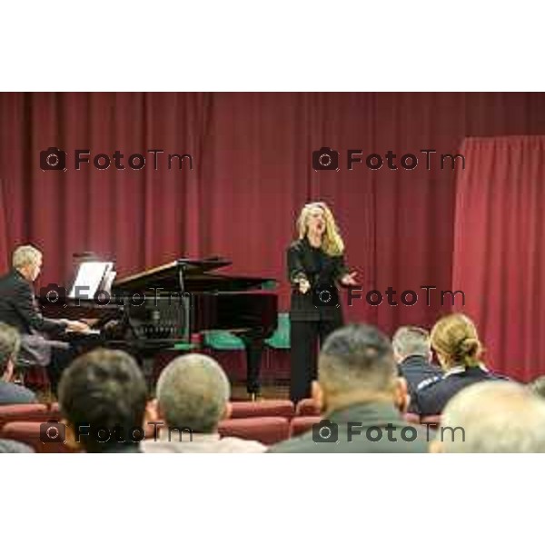 Tiziano Manzoni/LaPresse 12-12- 2025 Italia Cronaca Bergamo Bergamo concerto presso la Casa Circondariale di Bergamo Associazione Amici del Festival Pianistico Internazionale Soprano Francesca Tiburzi Tenore Luigi Albani al pianoforte il Maestro Samuele Pala Direttore del carcere, dott.ssa Antonina D\'Onofrio