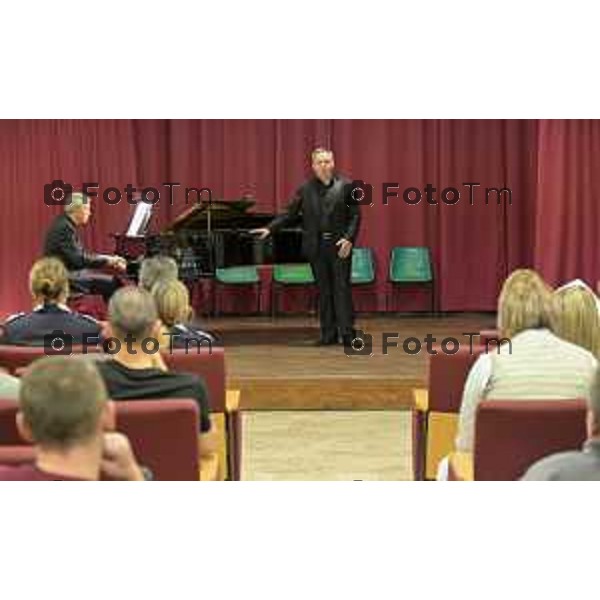 Tiziano Manzoni/LaPresse 12-12- 2025 Italia Cronaca Bergamo Bergamo concerto presso la Casa Circondariale di Bergamo Associazione Amici del Festival Pianistico Internazionale Soprano Francesca Tiburzi Tenore Luigi Albani al pianoforte il Maestro Samuele Pala Direttore del carcere, dott.ssa Antonina D\'Onofrio