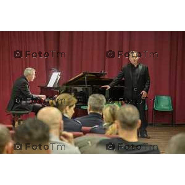 Tiziano Manzoni/LaPresse 12-12- 2025 Italia Cronaca Bergamo Bergamo concerto presso la Casa Circondariale di Bergamo Associazione Amici del Festival Pianistico Internazionale Soprano Francesca Tiburzi Tenore Luigi Albani al pianoforte il Maestro Samuele Pala Direttore del carcere, dott.ssa Antonina D\'Onofrio