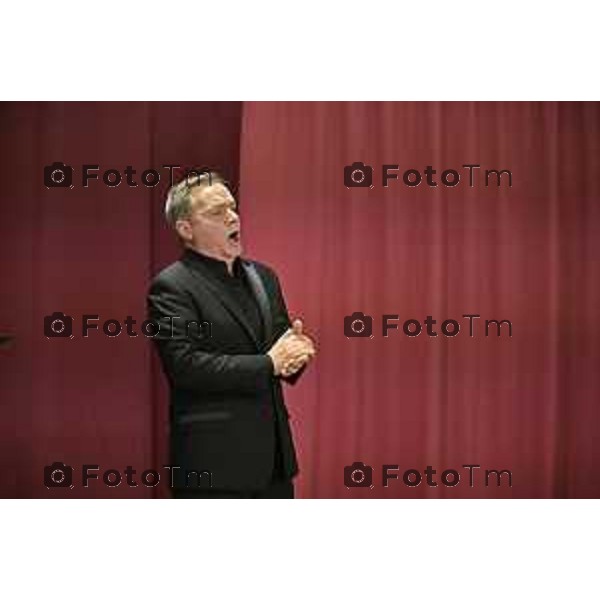 Tiziano Manzoni/LaPresse 12-12- 2025 Italia Cronaca Bergamo Bergamo concerto presso la Casa Circondariale di Bergamo Associazione Amici del Festival Pianistico Internazionale Soprano Francesca Tiburzi Tenore Luigi Albani al pianoforte il Maestro Samuele Pala Direttore del carcere, dott.ssa Antonina D\'Onofrio