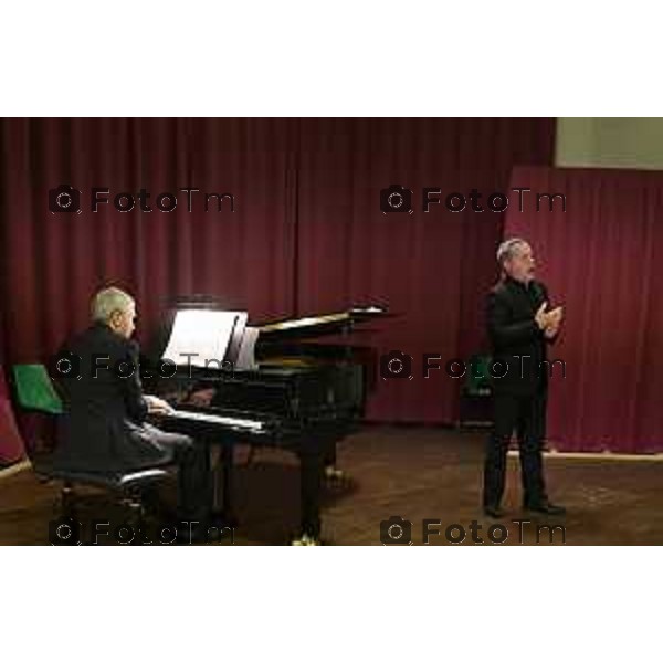 Tiziano Manzoni/LaPresse 12-12- 2025 Italia Cronaca Bergamo Bergamo concerto presso la Casa Circondariale di Bergamo Associazione Amici del Festival Pianistico Internazionale Soprano Francesca Tiburzi Tenore Luigi Albani al pianoforte il Maestro Samuele Pala Direttore del carcere, dott.ssa Antonina D\'Onofrio