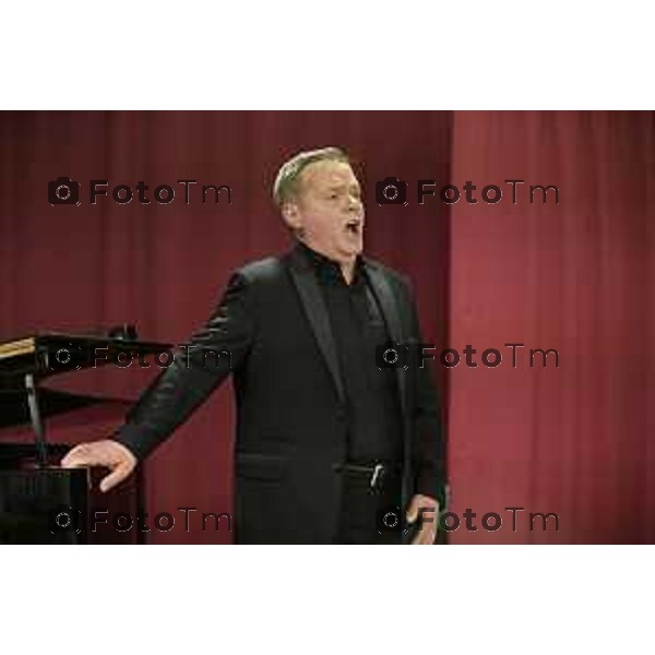 Tiziano Manzoni/LaPresse 12-12- 2025 Italia Cronaca Bergamo Bergamo concerto presso la Casa Circondariale di Bergamo Associazione Amici del Festival Pianistico Internazionale Soprano Francesca Tiburzi Tenore Luigi Albani al pianoforte il Maestro Samuele Pala Direttore del carcere, dott.ssa Antonina D\'Onofrio
