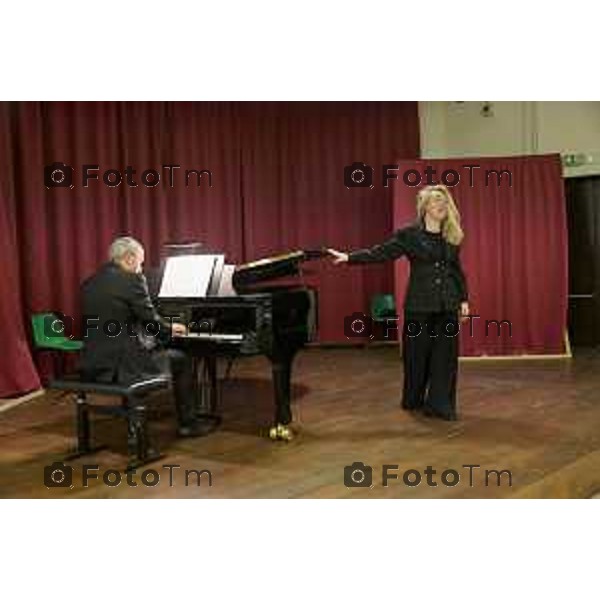 Tiziano Manzoni/LaPresse 12-12- 2025 Italia Cronaca Bergamo Bergamo concerto presso la Casa Circondariale di Bergamo Associazione Amici del Festival Pianistico Internazionale Soprano Francesca Tiburzi Tenore Luigi Albani al pianoforte il Maestro Samuele Pala Direttore del carcere, dott.ssa Antonina D\'Onofrio