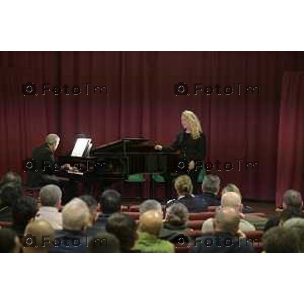 Tiziano Manzoni/LaPresse 12-12- 2025 Italia Cronaca Bergamo Bergamo concerto presso la Casa Circondariale di Bergamo Associazione Amici del Festival Pianistico Internazionale Soprano Francesca Tiburzi Tenore Luigi Albani al pianoforte il Maestro Samuele Pala Direttore del carcere, dott.ssa Antonina D\'Onofrio