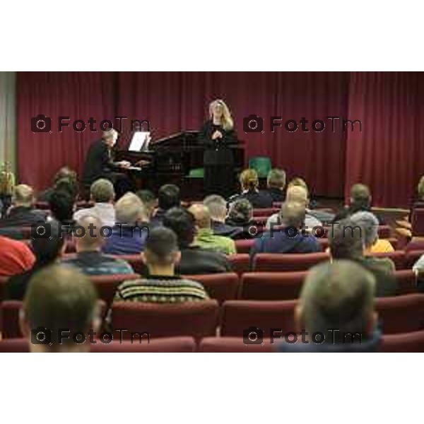 Tiziano Manzoni/LaPresse 12-12- 2025 Italia Cronaca Bergamo Bergamo concerto presso la Casa Circondariale di Bergamo Associazione Amici del Festival Pianistico Internazionale Soprano Francesca Tiburzi Tenore Luigi Albani al pianoforte il Maestro Samuele Pala Direttore del carcere, dott.ssa Antonina D\'Onofrio