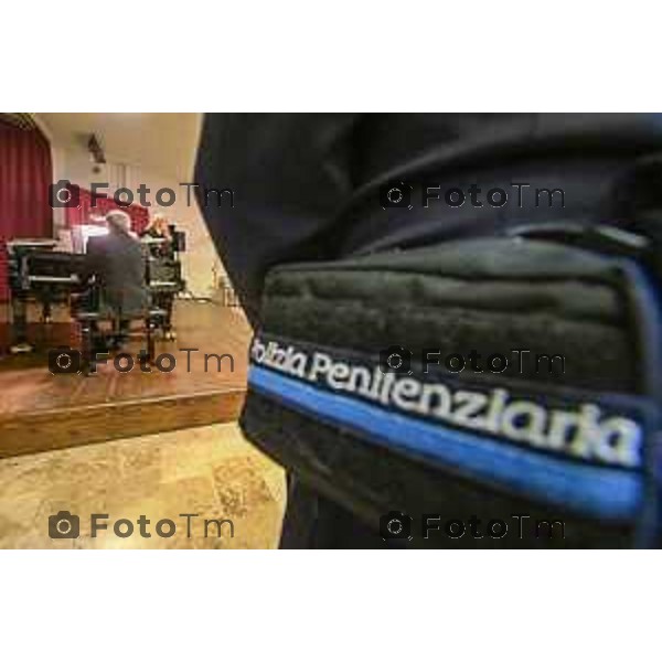 Tiziano Manzoni/LaPresse 12-12- 2025 Italia Cronaca Bergamo Bergamo concerto presso la Casa Circondariale di Bergamo Associazione Amici del Festival Pianistico Internazionale Soprano Francesca Tiburzi Tenore Luigi Albani al pianoforte il Maestro Samuele Pala Direttore del carcere, dott.ssa Antonina D\'Onofrio