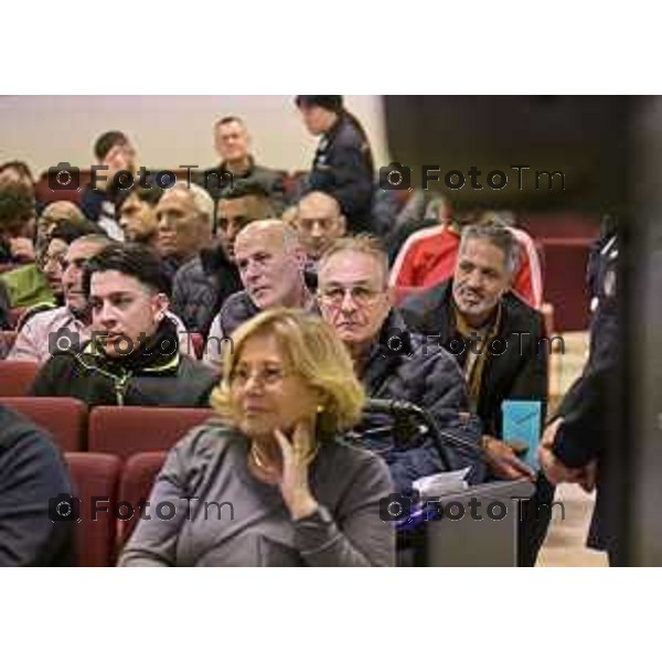 Tiziano Manzoni/LaPresse 12-12- 2025 Italia Cronaca Bergamo Bergamo concerto presso la Casa Circondariale di Bergamo Associazione Amici del Festival Pianistico Internazionale Soprano Francesca Tiburzi Tenore Luigi Albani al pianoforte il Maestro Samuele Pala Direttore del carcere, dott.ssa Antonina D\'Onofrio