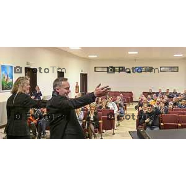 Tiziano Manzoni/LaPresse 12-12- 2025 Italia Cronaca Bergamo Bergamo concerto presso la Casa Circondariale di Bergamo Associazione Amici del Festival Pianistico Internazionale Soprano Francesca Tiburzi Tenore Luigi Albani al pianoforte il Maestro Samuele Pala Direttore del carcere, dott.ssa Antonina D\'Onofrio