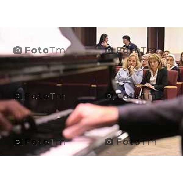 Tiziano Manzoni/LaPresse 12-12- 2025 Italia Cronaca Bergamo Bergamo concerto presso la Casa Circondariale di Bergamo Associazione Amici del Festival Pianistico Internazionale Soprano Francesca Tiburzi Tenore Luigi Albani al pianoforte il Maestro Samuele Pala Direttore del carcere, dott.ssa Antonina D\'Onofrio