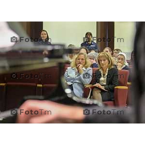 Tiziano Manzoni/LaPresse 12-12- 2025 Italia Cronaca Bergamo Bergamo concerto presso la Casa Circondariale di Bergamo Associazione Amici del Festival Pianistico Internazionale Soprano Francesca Tiburzi Tenore Luigi Albani al pianoforte il Maestro Samuele Pala Direttore del carcere, dott.ssa Antonina D\'Onofrio