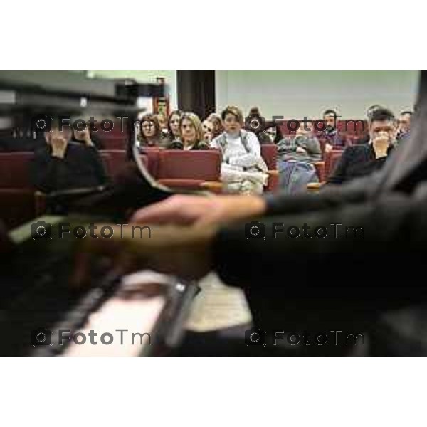 Tiziano Manzoni/LaPresse 12-12- 2025 Italia Cronaca Bergamo Bergamo concerto presso la Casa Circondariale di Bergamo Associazione Amici del Festival Pianistico Internazionale Soprano Francesca Tiburzi Tenore Luigi Albani al pianoforte il Maestro Samuele Pala Direttore del carcere, dott.ssa Antonina D\'Onofrio